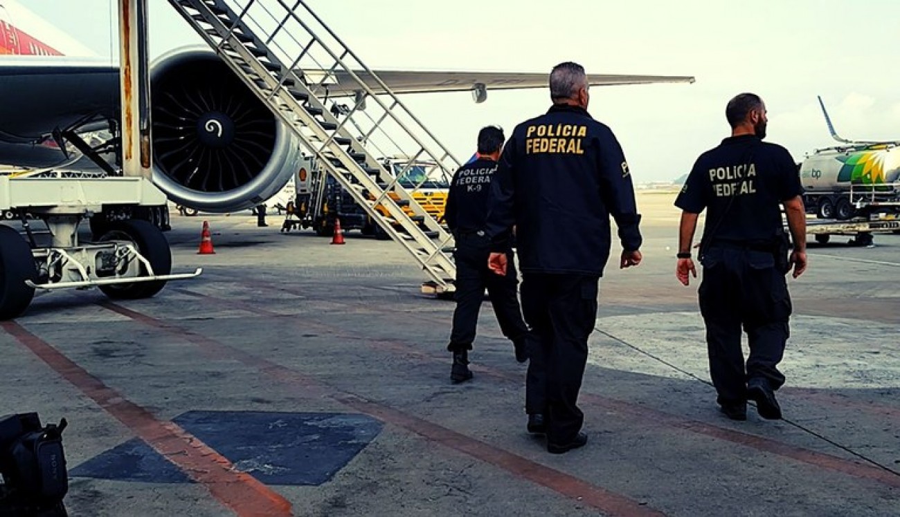 Homem é flagrado transportando drogas dentro de peixes no RJ