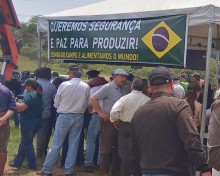 URGENTE: Produtores rurais protestam ao lado de acampamento do MST, no RS
