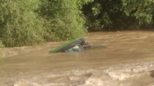 Agricultor usa trator para atravessar enchente e perde a vida em SC (VÍDEO)