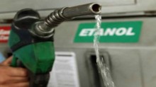 Com alto volume de produção, queda no preço do etanol não se reflete para o consumidor