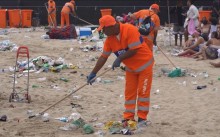 969 toneladas de lixo... o saldo do réveillon nas praias e ruas do RJ
