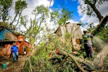 Prefeitura de Porto Alegre trabalha 24 horas para eliminar danos de tempestade