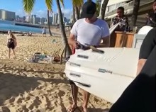 Ataque de tubarão a surfista é registrado ao vivo em praia do Havaí (Assista)