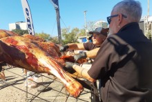 Carne de búfalo chama a atenção do público em evento na capital gaúcha