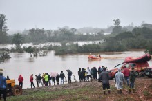 Atuando no RS desde quarta, bombeiros catarinenses se deslocam para Porto Alegre