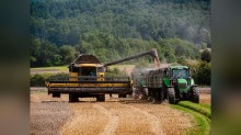 Confaz prorroga até 2028 redução de ICMS sobre máquinas agrícolas e irrigação
