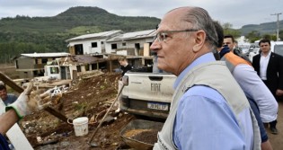 RS: número de mortes sobe a 46 e Alckmin desbanca Lula com ajuda oficial