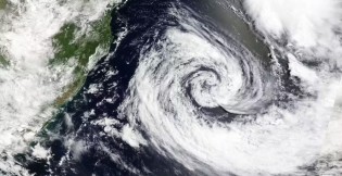 Ciclone extratropical chega ao Brasil com alto risco de tempestades no Sul