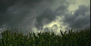 Previsão do tempo mostra frente fria se deslocando e chuva forte em várias áreas