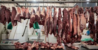 China suspende importação de carne de três frigoríficos brasileiros