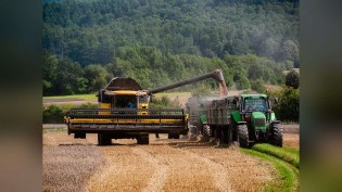 Confaz prorroga até 2028 redução de ICMS sobre máquinas agrícolas e irrigação