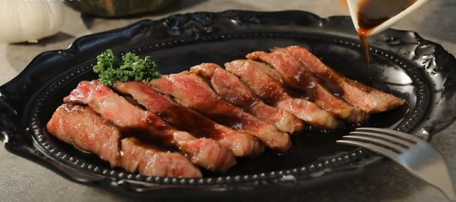 A carne do Wagyu é tão saborosa que os japoneses a utilizam em sushi (CRÉDITO: REPRODUÇÃO)