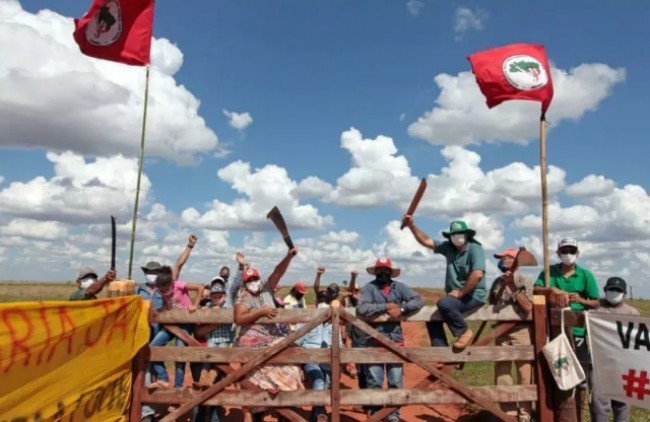 Há relatos de fazendas invadidas na Bahia com festas regadas à cachaça e cocaína (CRÉDITO: DIVULGAÇÃO/MST)