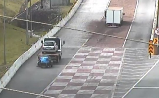 Flagrante: caminhões desgovernados usam zona de escape ao mesmo tempo em rodovia de SC (assista)